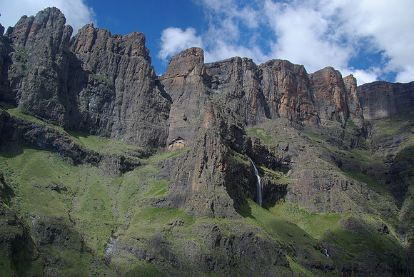 The Drakensberg escarpment up close